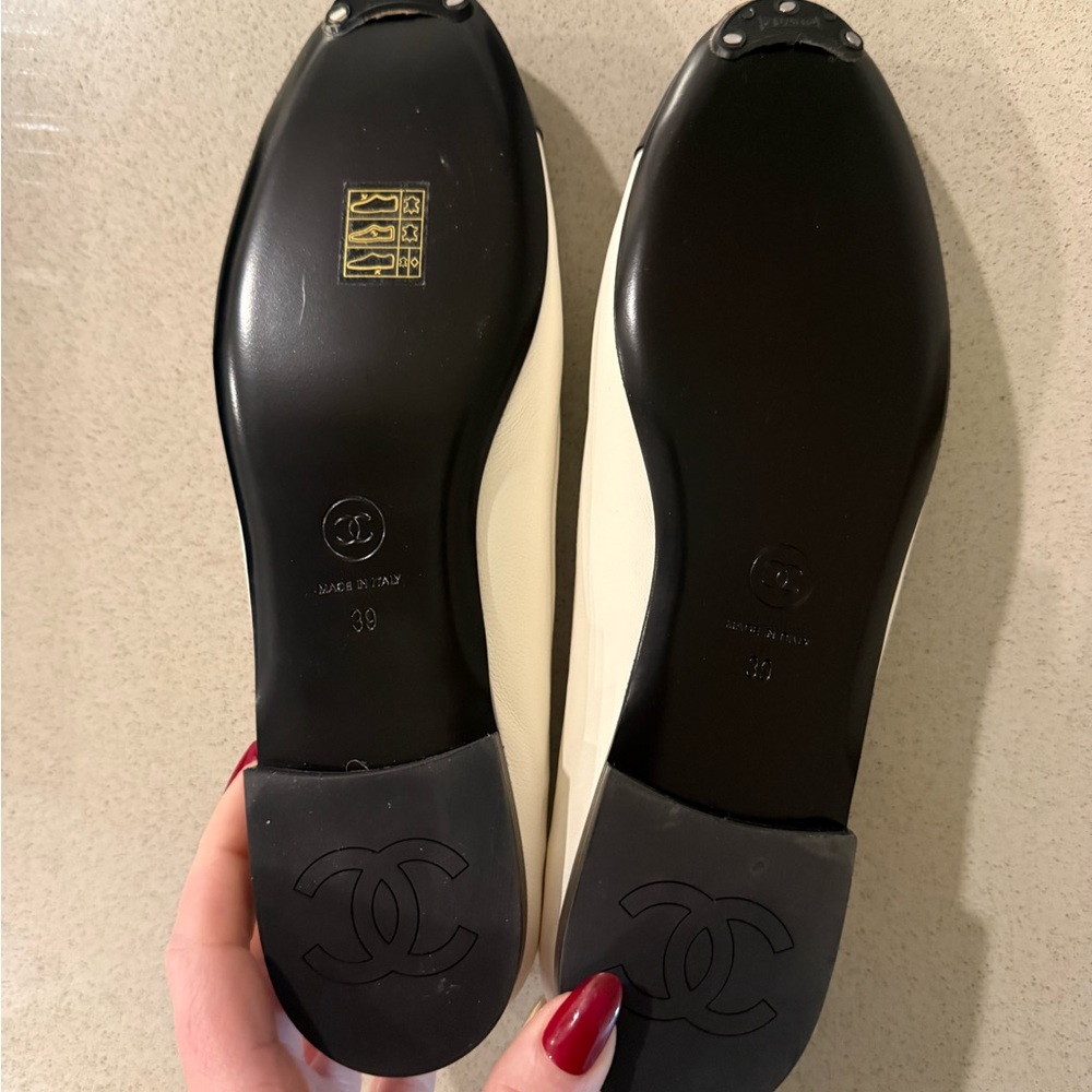 CHANEL Cream Leather Flats with Black Patent Cap-Toe and Gold Chain Strap - Picture 5 of 6